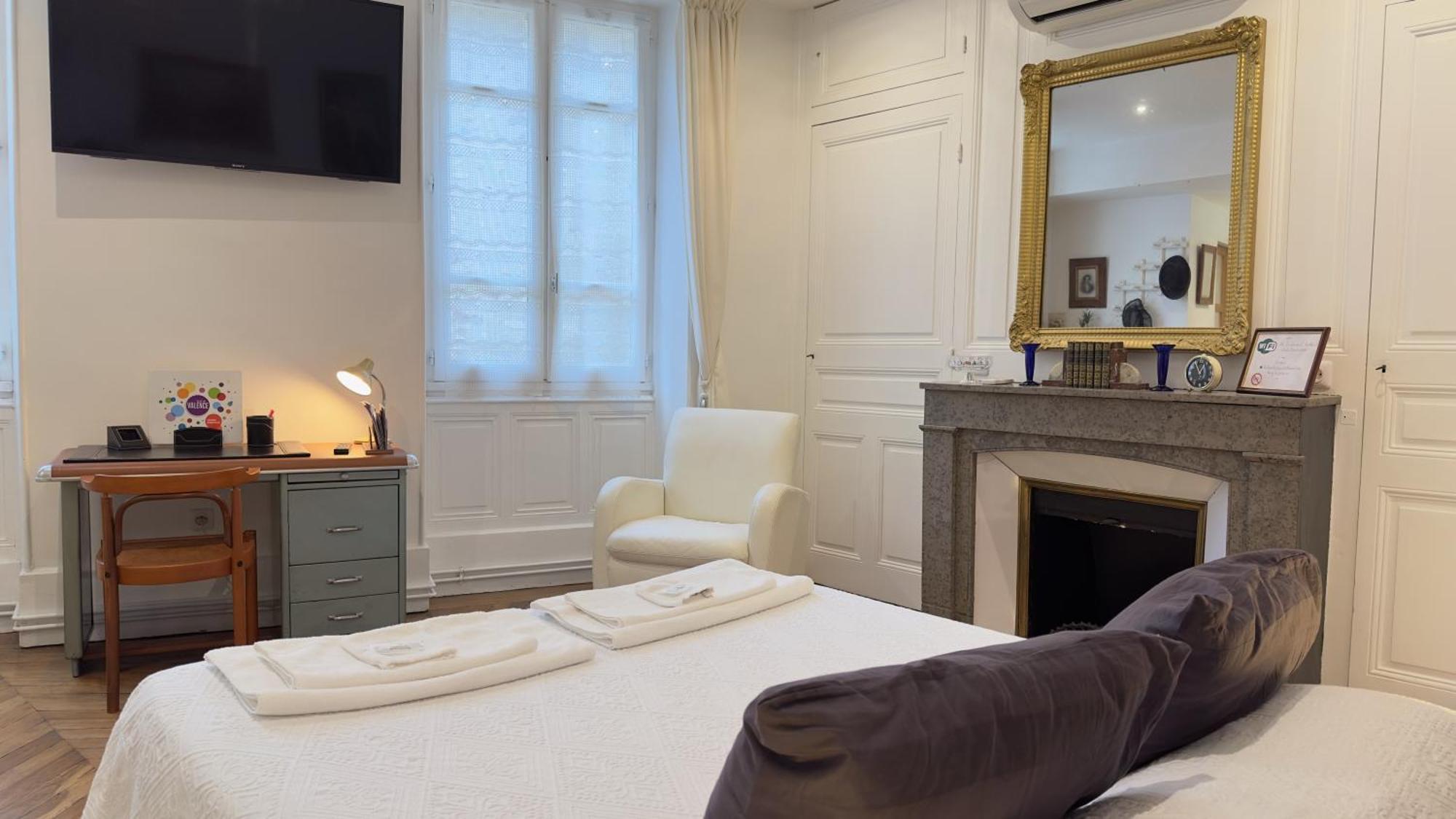 Chambre De Charme Au Coeur Du Vieux Valence - Confort & Calme Exteriör bild